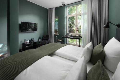 Postel nebo postele na pokoji v ubytování Landhaus Flottbek Boutique Hotel