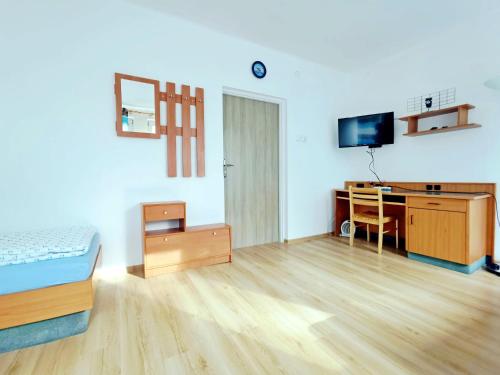 Μια τηλεόραση ή/και κέντρο ψυχαγωγίας στο Hostel Bagrowa Plus