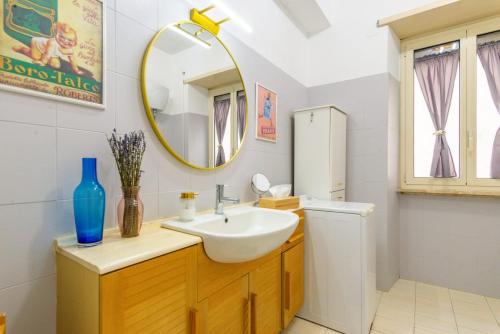 un baño con lavabo y espejo en La casa di Nirvana, en Bracciano