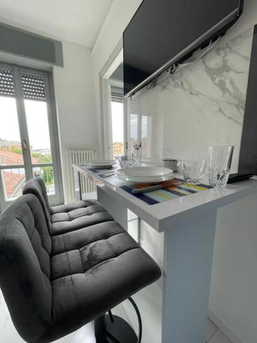 una cocina con barra y una silla en una mesa en Luxury Appartament Como, Lago, en Como