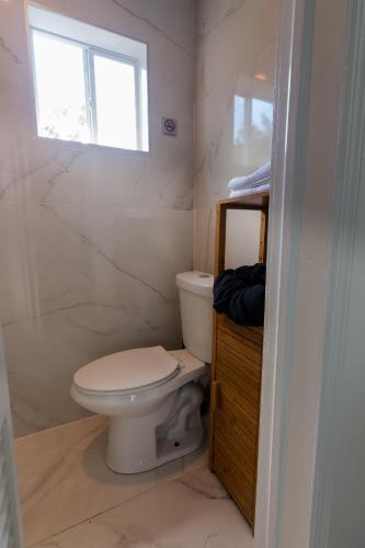 Ένα μπάνιο στο Tulixx Cayman Beach Villa