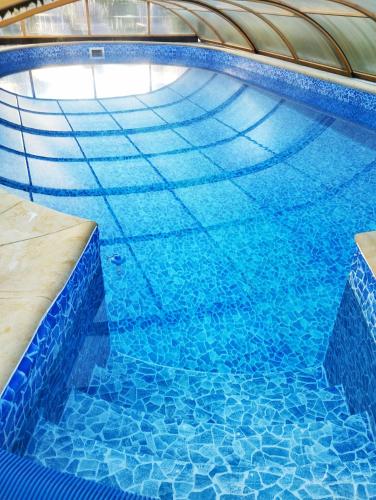 a swimming pool with blue water at Ubytování Poustka in Františkovy Lázně