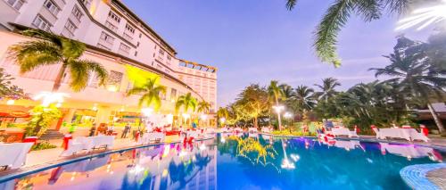 a swimming pool in front of a hotel at Sai Gon Rach Gia Hotel in Rach Gia