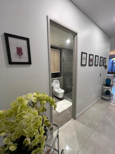 シドニーにあるInner City Luxury Accommodationのバスルーム(トイレ付)、花瓶(植物付)