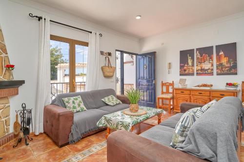 フリヒリアナにあるVilla Suspiroのソファとテーブルのあるリビングルーム