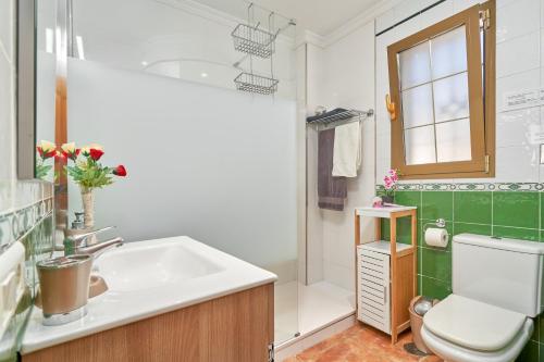 フリヒリアナにあるVilla Suspiroの洗面台、トイレ、シャワー付きのバスルーム