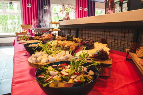 een buffet met veel verschillende soorten eten op een tafel bij Apartament Loftowy na Spokojnej in Kołobrzeg