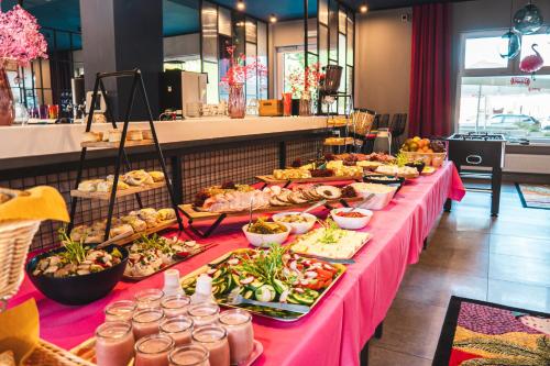 een buffet met veel borden eten bij Apartament Loftowy na Spokojnej in Kołobrzeg