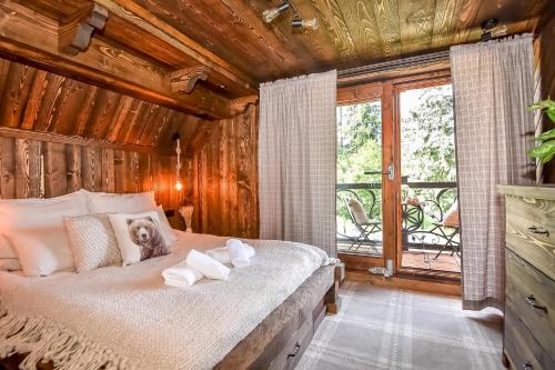 une chambre avec un lit avec des serviettes dessus dans l'établissement Osada Góralska Ostoja Pod Gubałówką z Jacuzzi, à Zakopane