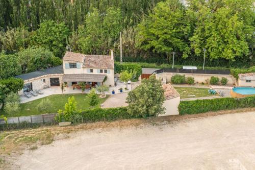 une vue aérienne d'une maison avec piscine dans l'établissement Villa Privée au Cœur du Luberon - Piscine Jardin, à Pertuis