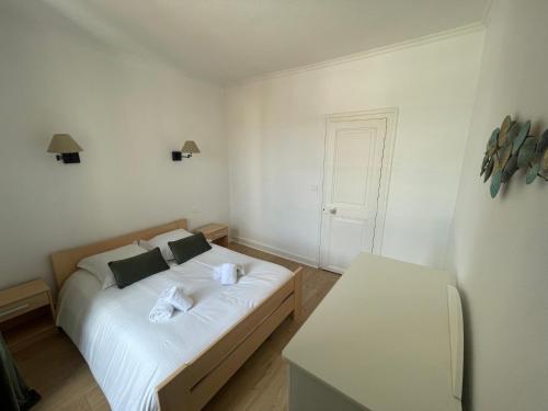 Ένα ή περισσότερα κρεβάτια σε δωμάτιο στο Gesse, Maison avec terrasse