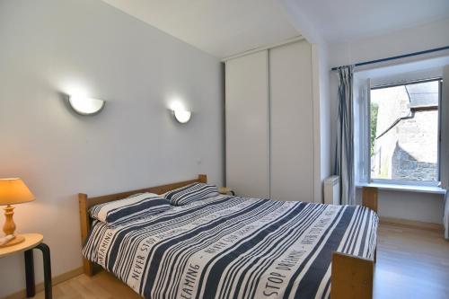 une chambre avec un lit et une fenêtre dans l'établissement Gîte ker mamie - Maison 1km plage, Saint-Lunaire, à Saint-Lunaire