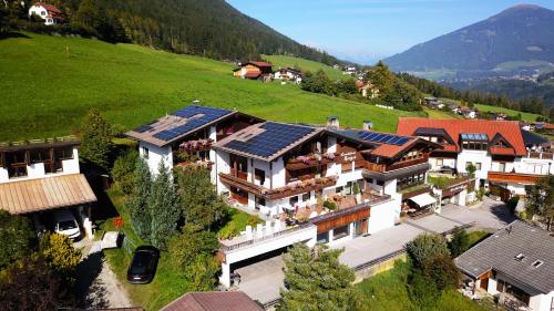 una vista aérea de una casa con paneles solares en Landhaus Birgit, en Telfes im Stubai