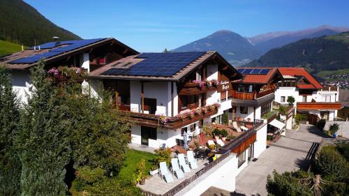 una casa con paneles solares en el techo en Landhaus Birgit, en Telfes im Stubai
