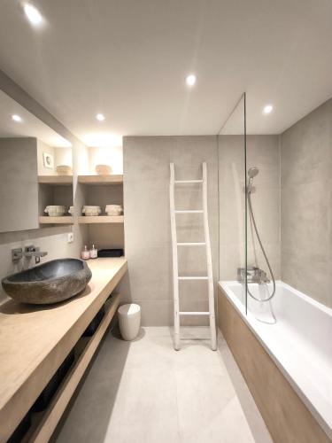 une salle de bain avec un grand lavabo et une baignoire dans l'établissement Tropézia- Standing T4 Terrasse et Parking Cassis, à Cassis