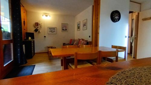 une salle à manger avec une table et des chaises en bois dans l'établissement Appartement Montchavin la Plagne, à La Plagne Tarentaise