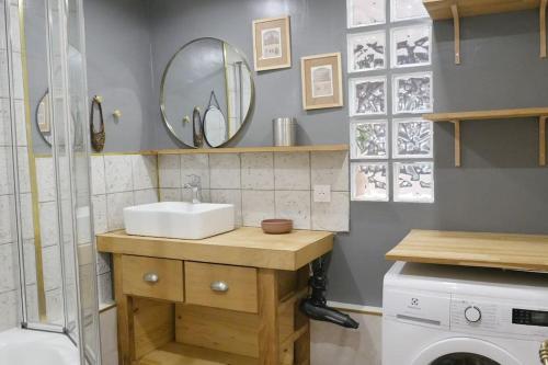 a bathroom with a sink and a washing machine at OPARADI "Le coconing" en plein cœur du MARCHE DE WAZEMMES in Lille
