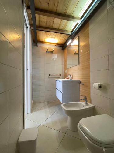 a bathroom with a toilet and a sink at Cozy Studio in Pisciotta