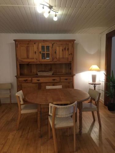 une salle à manger avec une table et une commode dans l'établissement Belle maison spacieuse près d'Arbois, à Mesnay