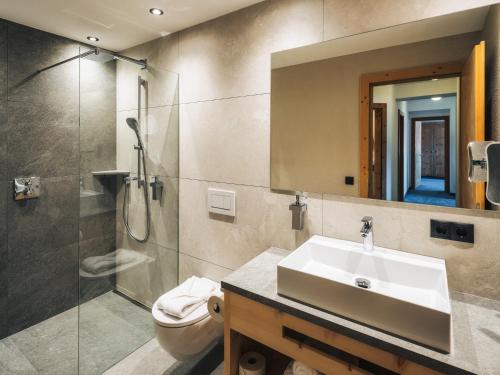 Ένα μπάνιο στο Ferienresidenz Raich - Appartements mit Sky Wellness und Garten