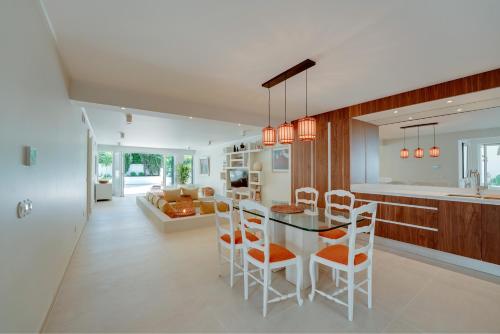 a kitchen and living room with a table and chairs at CICAS VILLA in Albufeira