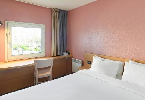 Un ou plusieurs lits dans un hébergement de l'établissement B&B HOTEL Orly Rungis Aéroport 3 étoiles