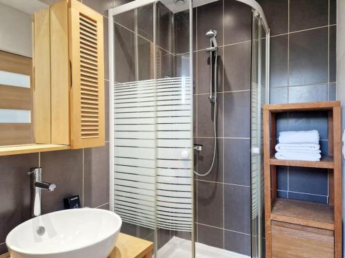 une salle de bain avec douche et lavabo dans l'établissement La Porte Du Midi, à Cherbourg en Cotentin