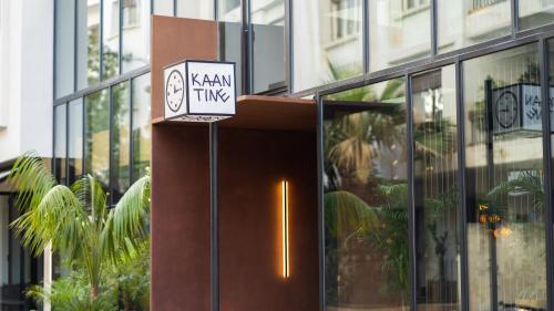 un panneau devant un bâtiment en verre dans l'établissement Kaan Casablanca, à Casablanca
