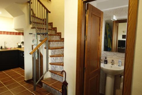 ein Badezimmer mit Waschbecken und ein Treppenhaus mit Waschbecken in der Unterkunft La casa de la encina in El Ronquillo