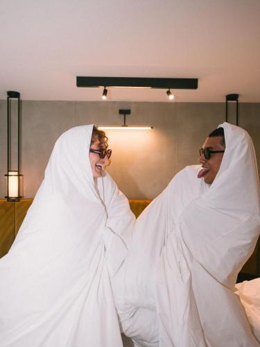 two people dressed in white in a room at Kaan Casablanca in Casablanca