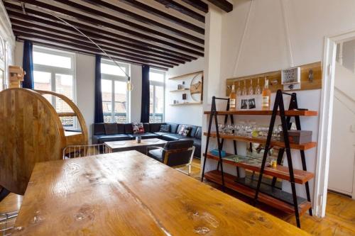 un salon avec une table et un canapé dans l'établissement Vieux Lille triplex de 100 m2, à Lille