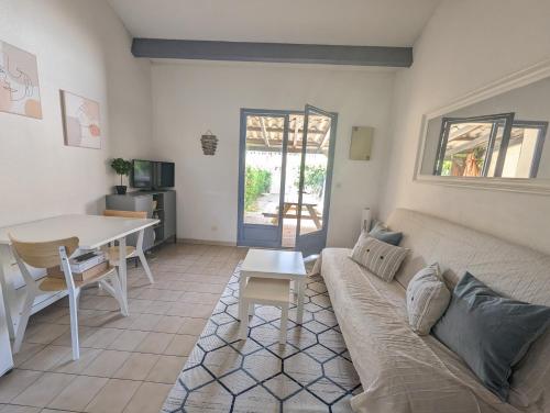 un salon avec un canapé et une table dans l'établissement Maison de vacances avec jardin, 650m de la mer, WIFI,CLIM, à Saint-Cyprien