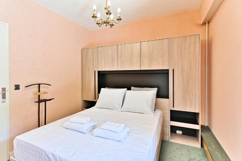 une chambre avec un lit avec deux serviettes dessus dans l'établissement Appartement #Vaugirard Mairie du 15ème, à Paris