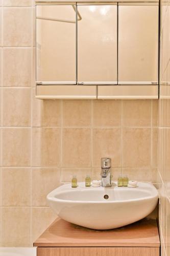 une salle de bain avec un lavabo et un miroir dans l'établissement Appartement #Vaugirard Mairie du 15ème, à Paris