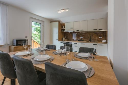 Una cocina y un comedor con mesa y sillas. en Apartma Bistr'ca, en Bohinj