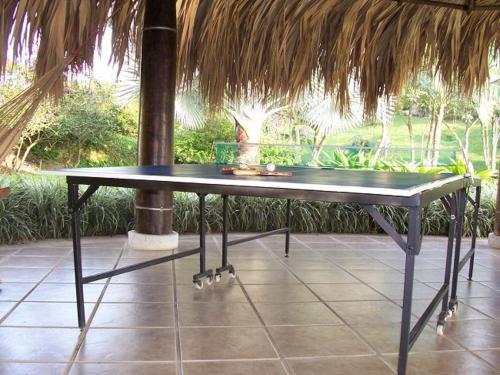 a ping pong table sitting on top of a patio at Hotel Campestre la Navarra in La Suiza