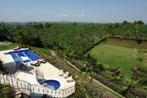 an aerial view of a house with a swimming pool and a vineyard at Hotel Campestre la Navarra in La Suiza