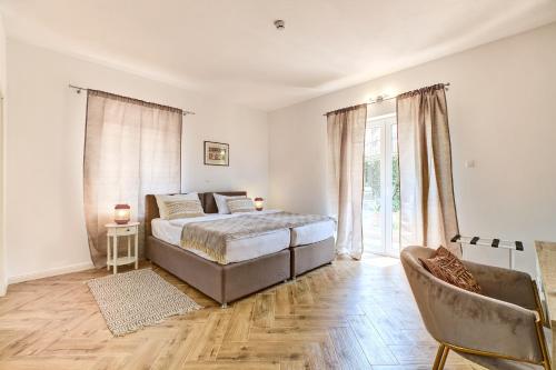 En eller flere senge i et værelse på Captain' s Villa Boutique Hotel