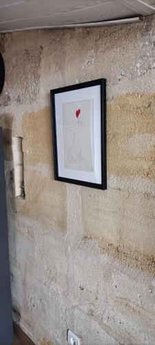 a picture of a dog with a heart on a wall at La Costa Bella in Libourne
