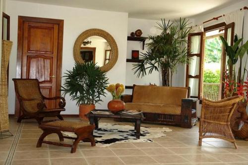 a living room with a couch and a table at Hotel Campestre la Navarra in La Suiza