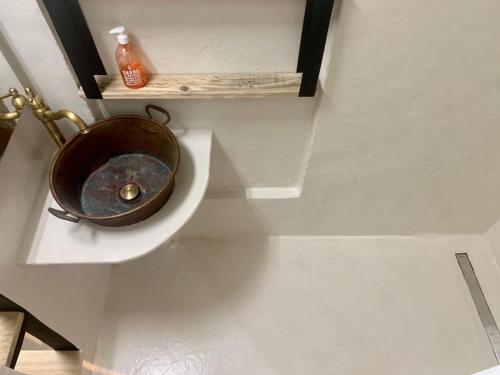 une salle de bain avec une cuvette marron sur un lavabo dans l'établissement HOMEYPIC LYON T3 vue sur la Saône, à Lyon