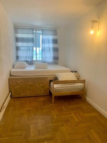 - une chambre avec un lit, une fenêtre et du parquet dans l'établissement HOMEYPIC LYON T3 vue sur la Saône, à Lyon