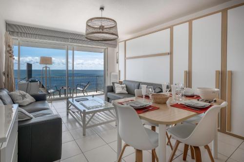 une salle à manger et un salon avec une table et des chaises dans l'établissement La Baule, 30m de la plage et proche tous commerces, à La Baule