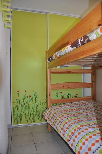 - une chambre avec des lits superposés et un mur vert dans l'établissement 250 lake waterfront holiday apartment with garden, à Hourtin