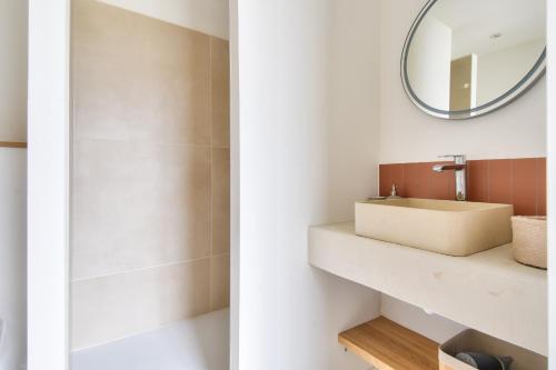 a bathroom with a sink and a mirror at Coup de coeur - 200m plage - 6 adultes - 4 enfants in Le Grand Vieil