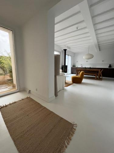 un salon avec une grande fenêtre et une table dans l'établissement Villa centre-ville, proche plage, au Pouliguen