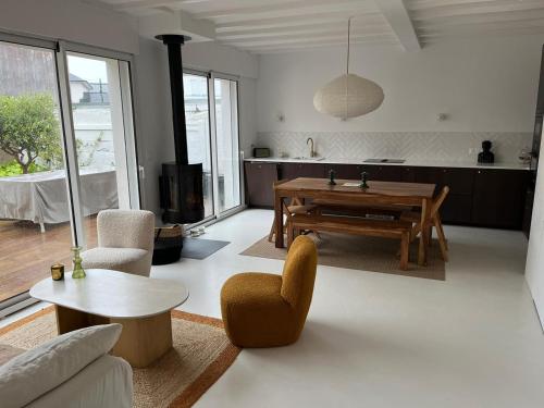 un salon avec une table et une cuisine dans l'établissement Villa centre-ville, proche plage, au Pouliguen