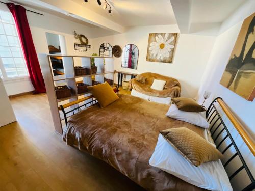 une chambre avec un grand lit dans une pièce dans l'établissement No 14 , 15 meters plein centre Mirepoix apartment Très Calme Netflix ,Terrace Sleeps 4 70 m2, à Mirepoix