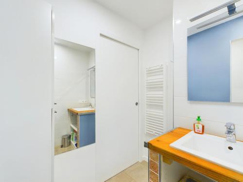 a bathroom with a sink and a mirror at Appart pour 4 centre ville - proche de la gare in Saint-Hilaire-de-Riez