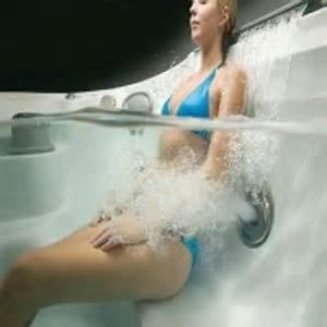 une femme assise sur un radeau dans l'eau dans l'établissement Domaine de Massoulac, à Molières